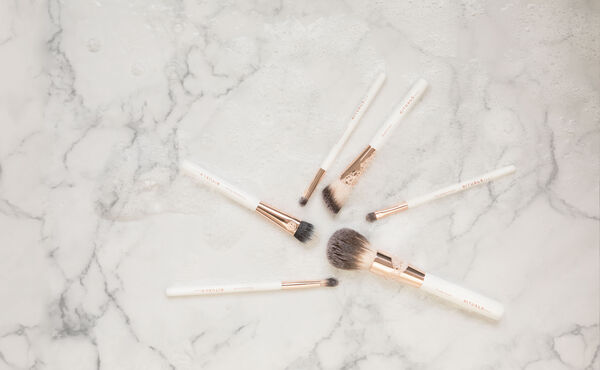 /Magazine/2018-05-31_How-to-clean-your-makeup-brushes-by-Carmen.jpg