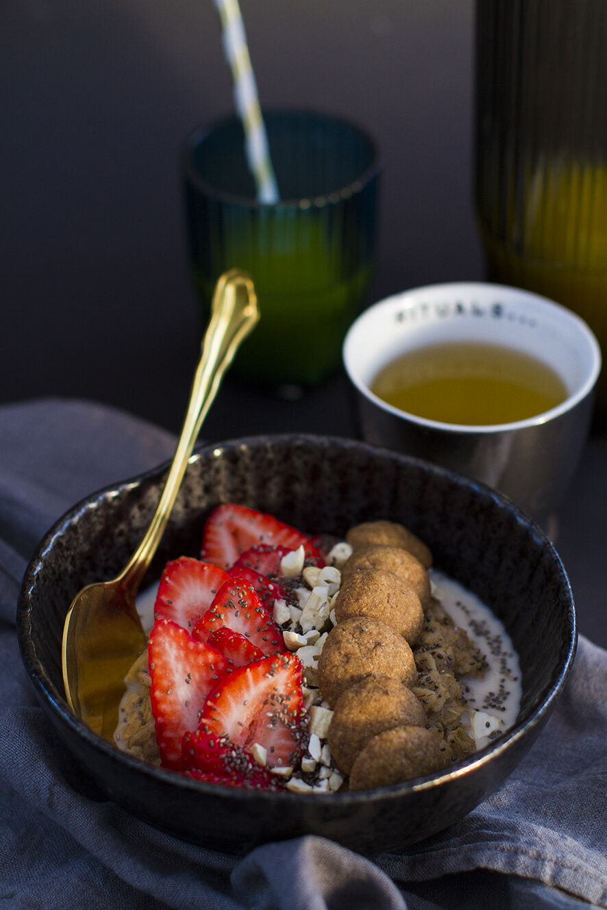 Breakfast bowl with oatmeal and strawberries